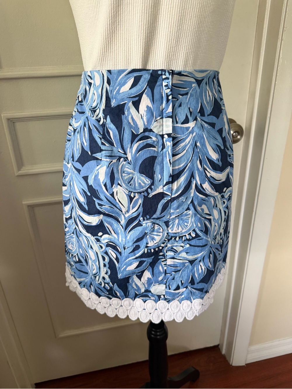 Lilly Pulitzer Size 4 Blue Tropical Floral Embroidered Trim Mini Skirt - Picture 6 of 16